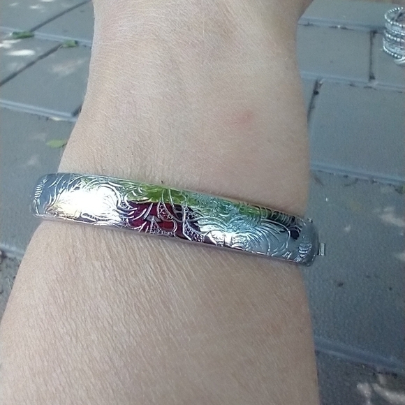 Women's hinged silver tone bracelet missing chain. - Picture 3 of 4